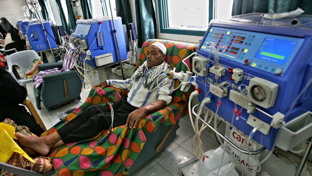 A Palestinian patient has kidney dialysis in the kidney department at the Al-Shifa hospital November 21, 2007 in Gaza, the Gaza Strip. (Photo by Abid Katib / Getty Images)