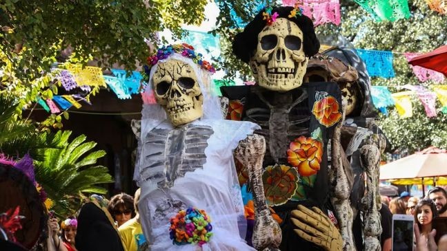 Calaveras de Azucar Festival (Saturday and Sunday): A vibrant, free festival at Historic Market Square featuring live music, local vendors, and a tour of colorful ofrendas (altars) honoring the dead. 